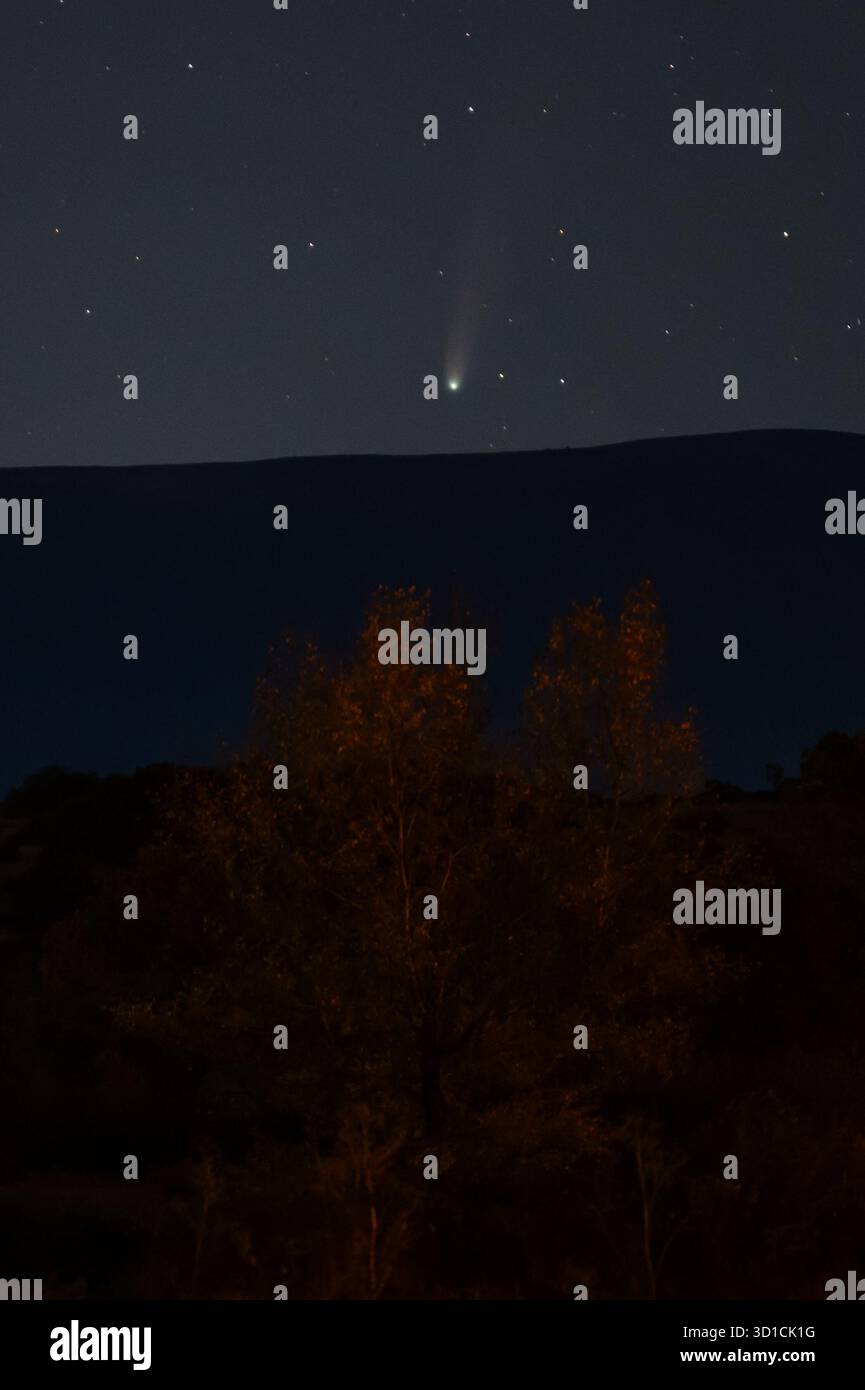 Madrid, Spagna. 27 ottobre 2025. La cometa C/2025 A6 (Lemmon) attraversa il cielo da Buitrago de Lozoya, a nord di Madrid. Scoperta dal Mount Lemmon Survey nel gennaio 2025, la cometa si sta avvicinando più vicino alla Terra prima di raggiungere il perielio all'inizio di novembre. Crediti: Marcos del Mazo/Alamy Live News Foto Stock