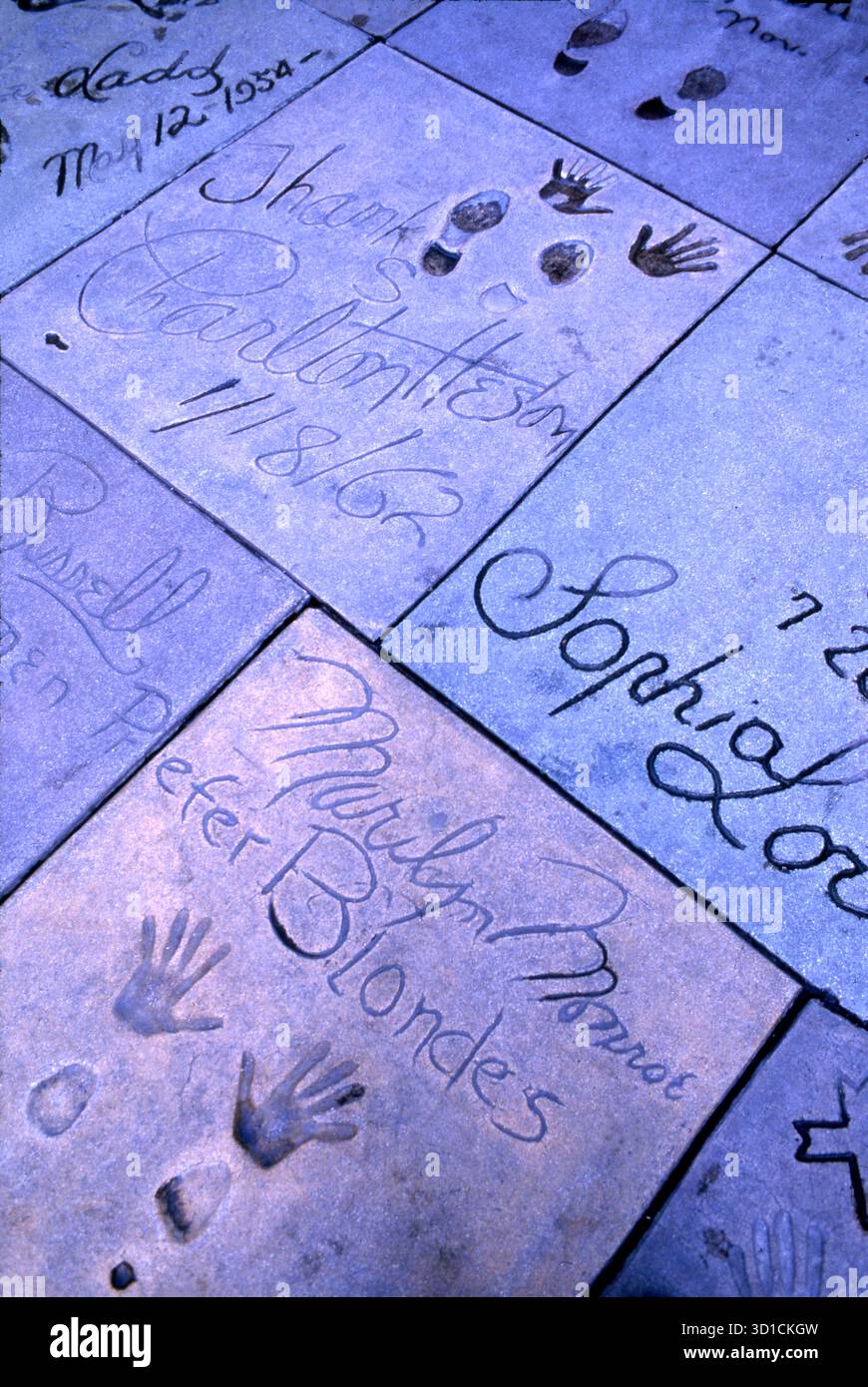 Foto d'epoca di star del cinema, tra cui le impronte delle mani e gli autografi di Marilyn Monroe in cemento nel cortile del Grauman's Chinese Theater di Hollywood, California, Stati Uniti Foto Stock