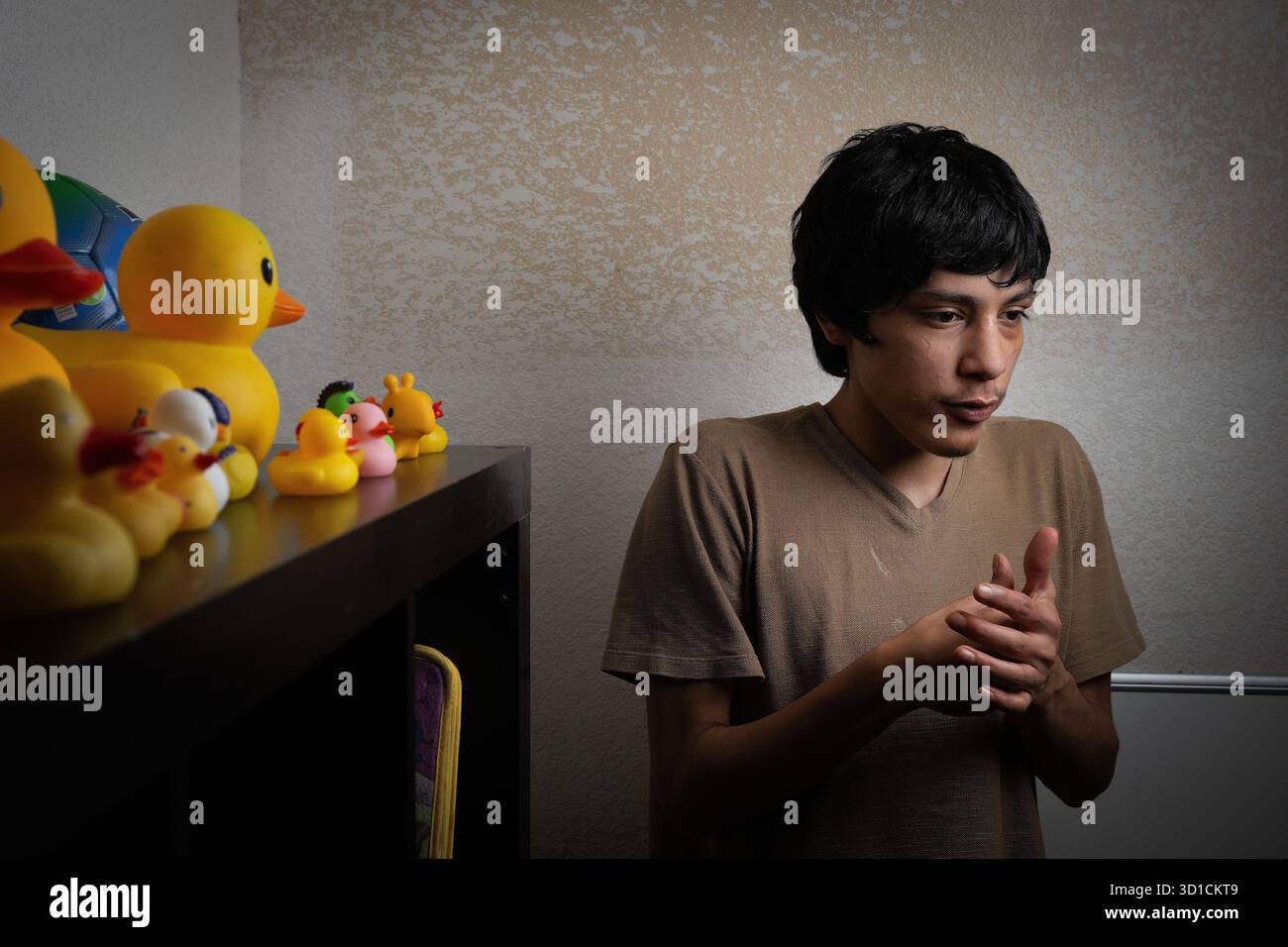 Cypress, Texas, Stati Uniti. 26 ottobre 2025. Chris Maldonado, 18 anni, passa del tempo con la sua vasta collezione di anatre di gomma nella sua camera da letto. "Ne ha avute centinaia e abbiamo dovuto sbarazzarci di molti", ha detto suo padre Martin. Chris ha un grave autismo fin dai due anni. (Immagine di credito: © Robin Rayne/ZUMA Press Wire) SOLO PER USO EDITORIALE! Non per USO commerciale! Foto Stock