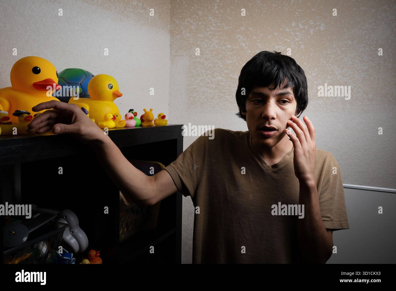 Cypress, Texas, Stati Uniti. 26 ottobre 2025. Chris Maldonado, 18 anni, passa del tempo con la sua vasta collezione di anatre di gomma nella sua camera da letto. "Ne ha avute centinaia e abbiamo dovuto sbarazzarci di molti", ha detto suo padre Martin. Chris ha un grave autismo fin dai due anni. (Immagine di credito: © Robin Rayne/ZUMA Press Wire) SOLO PER USO EDITORIALE! Non per USO commerciale! Foto Stock