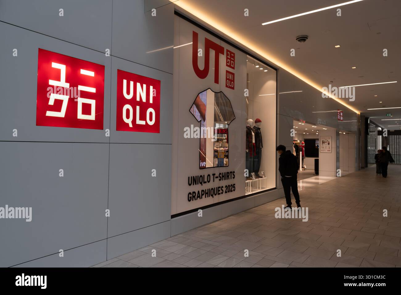 Montreal, Canada - 25 ottobre 2025: Vetrina di Uniqlo presso l'Eaton Center di Montreal Foto Stock