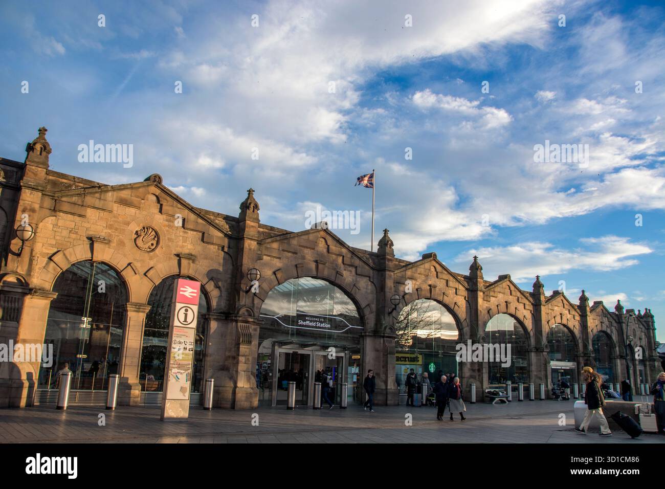 Il flusso dei passeggeri di fronte alla stazione EMR Sheffield Foto Stock