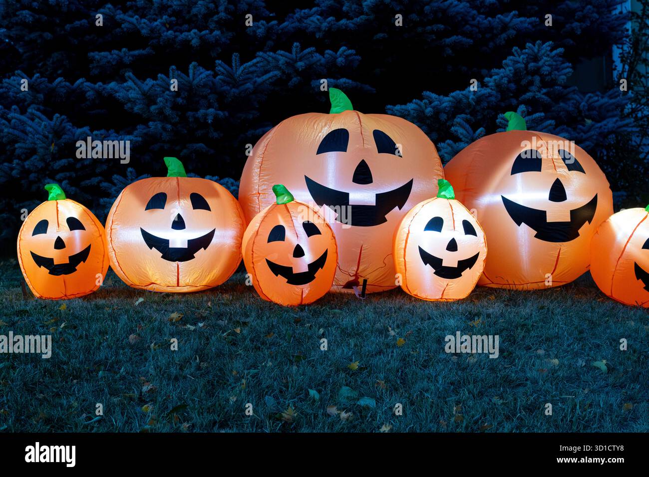 Un gruppo di sette zucche di Halloween arancioni di plastica gonfiabili Foto Stock