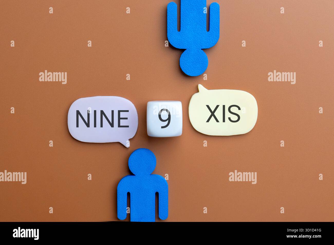 Due figure che visualizzano un dado che mostra il numero 9 con le bolle vocali che indicano NOVE e SEI. Prospettive diverse, cattiva comunicazione, disaccordo, o m Foto Stock