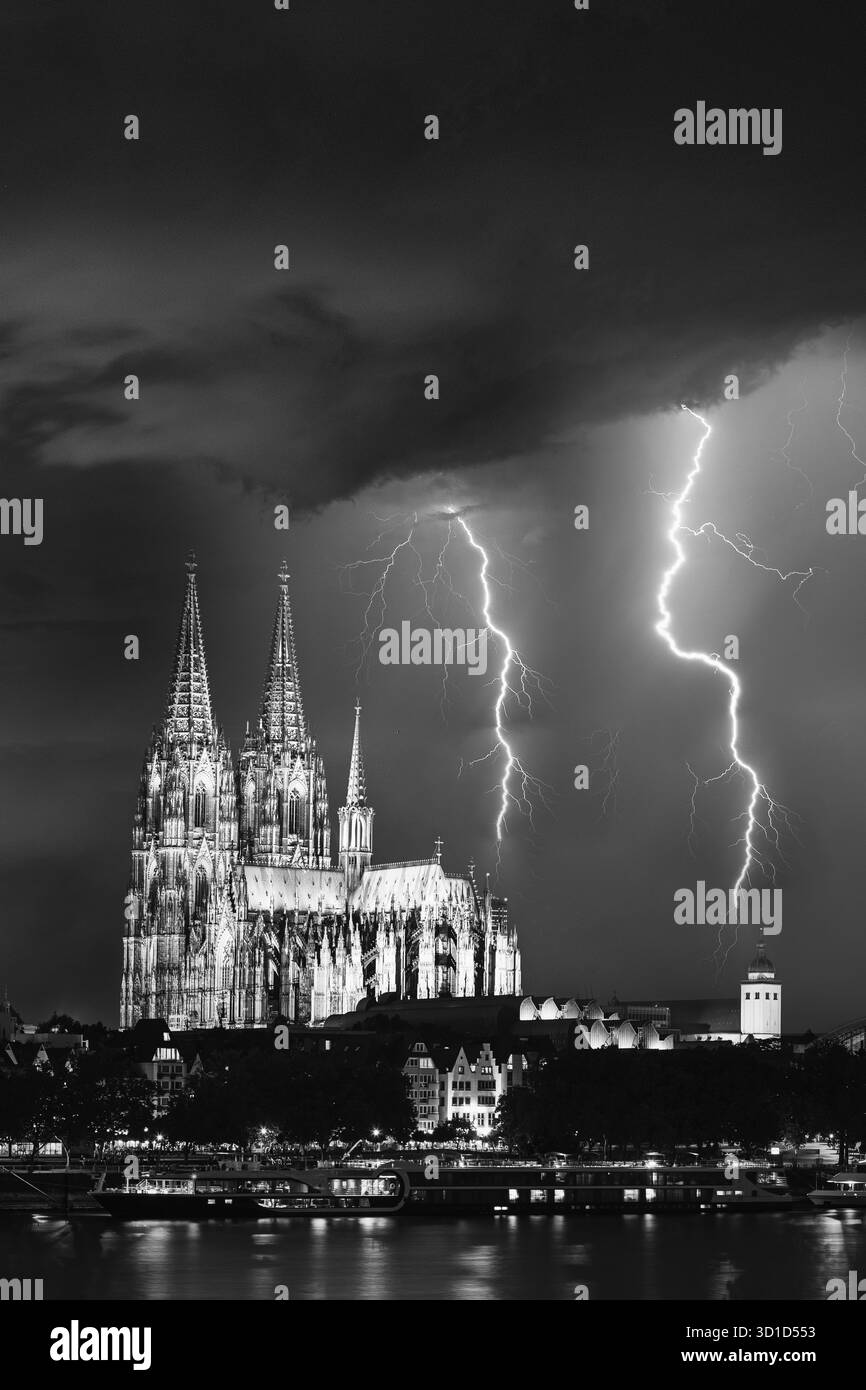 Colonia, Germania. tuono nel cielo notturno sopra la cattedrale di Colonia. Cattedrale gotica cattolica di notte. Sito patrimonio dell'umanità dell'UNESCO. Foto Stock