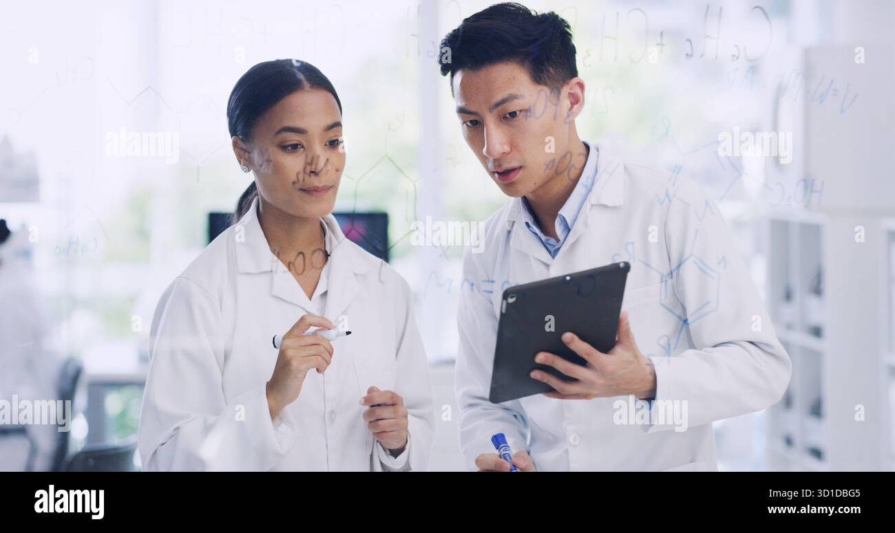 Team di ricerca, pareti in vetro e scienziati con formula chimica, brainstorming o pianificazione. Laboratorio, scienza e persone con Consiglio di collaborazione Foto Stock