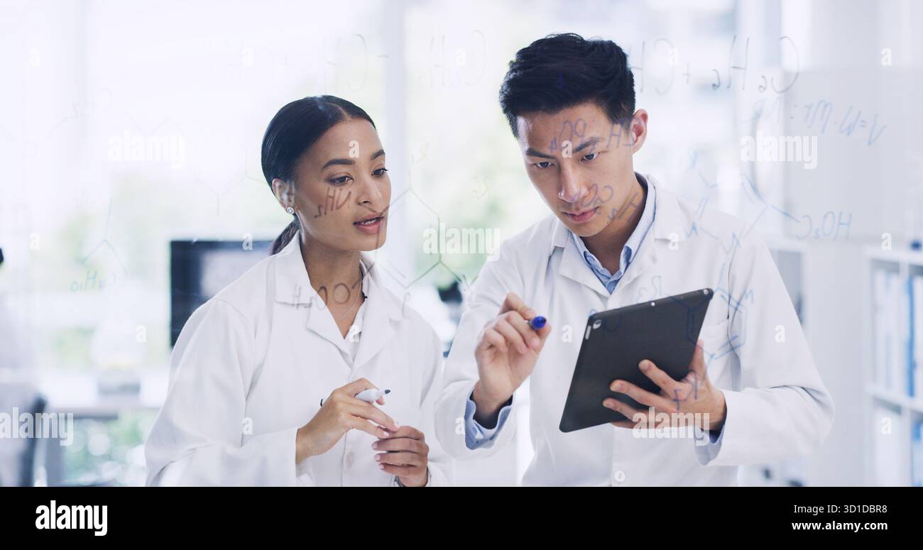 Scrittura, parete di vetro e team di scienziati con formula chimica, ricerca e molecola. Laboratorio, scienza e persone con bordo per equazione, medico Foto Stock