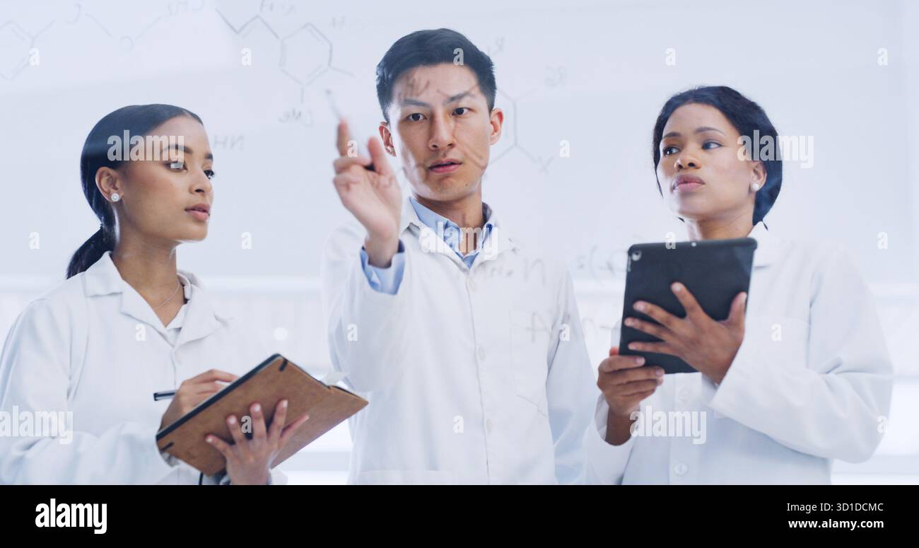 Laboratorio, parete di vetro e team di scienziati con formula chimica, ricerca o molecola. Scienza tablet e persone con scheda per equazione chimica Foto Stock
