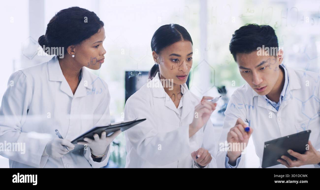 Scrittura, scienziato e gruppo con parete di vetro per formula, pianificazione o molecola chimica. Team scientifico, persone ed equazioni a bordo in laboratorio, problema Foto Stock