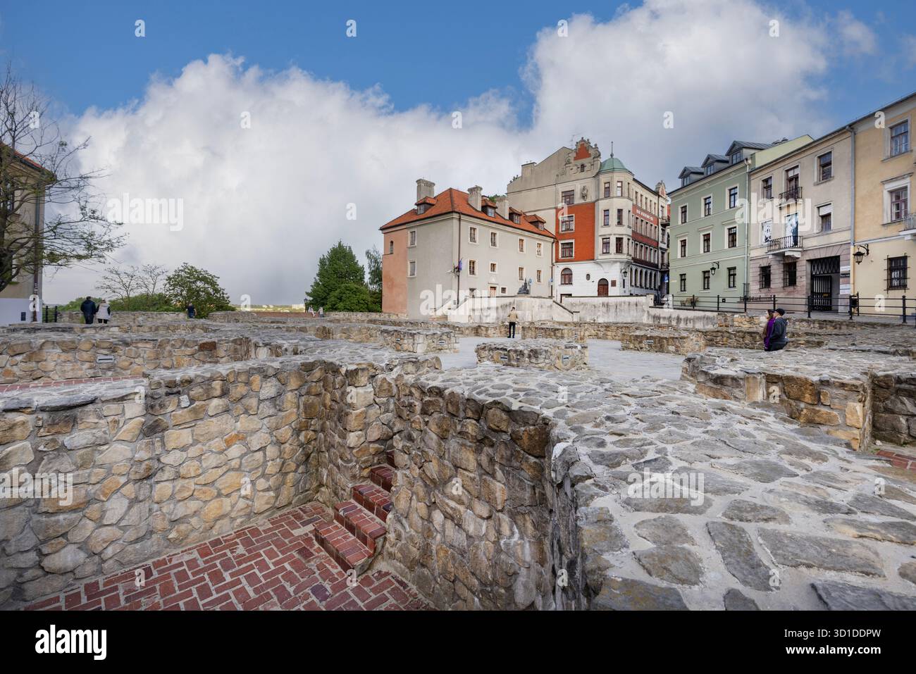 Lublino, Polonia - 23 maggio 2022: Resti della chiesa medievale di San Michele Arcangelo nella Piazza Vecchia della Parrocchia (Plac po farze) Foto Stock