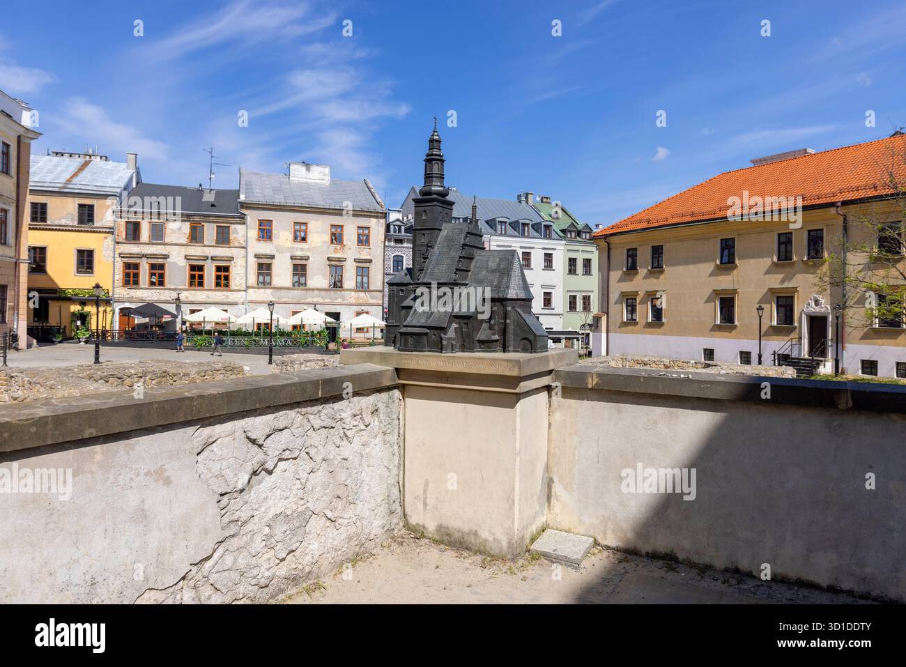 Lublino, Polonia - 23 maggio 2022: Modello della chiesa medievale di San Michele Arcangelo nella vecchia piazza parrocchiale e i suoi resti Foto Stock