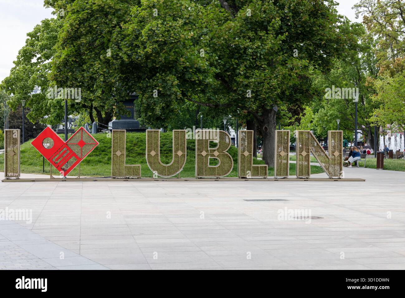 Lublino, Polonia - 24 maggio 2022: Insegna illuminata "i Love Lublino", neon in piedi su Piazza Litewski. E' un popolare luogo turistico e punto di riferimento della citta' Foto Stock