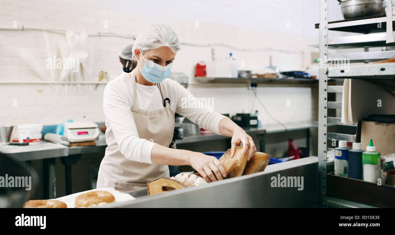 Pane, panettiere e caffè con donna in cucina per la cucina, il processo culinario e la produzione alimentare. Salute, grano e cottura con persona in caffetteria per Foto Stock