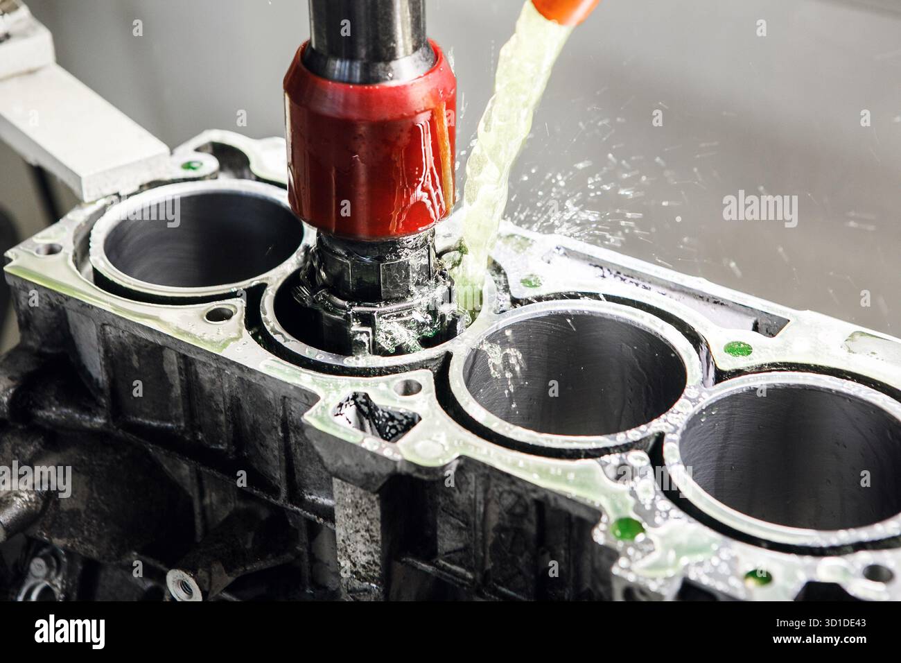 Levigatura del cilindro del motore sulla macchina verticale CNC, primo piano. Officina automobilistica, messa a punto e riparazione della potenza del motore. Revisione del motore. Macchina con Foto Stock