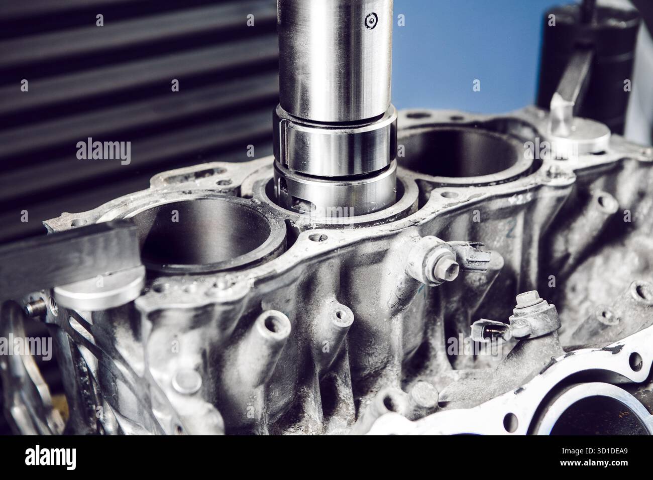 Alesaggio sotto il pistone dopo il manicotto del motore utilizzando una macchina a controllo numerico computerizzato. Alesaggio del cilindro motore su macchina cnc. Foto Stock