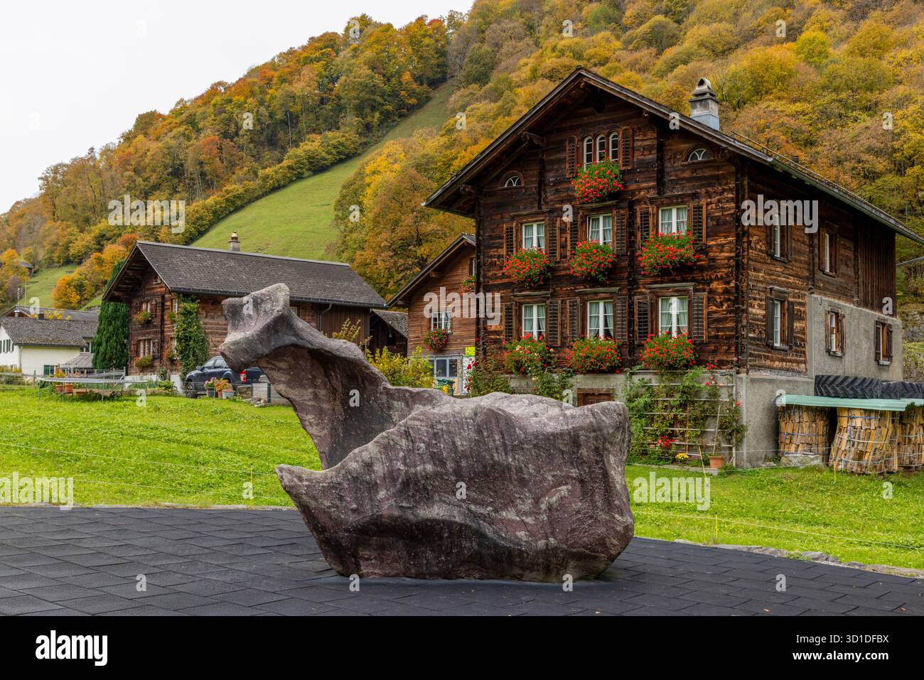 Il villaggio alpino di Elm, incastonato sotto i monti Tschingelhörner nel Canton Glarus, in Svizzera, divenne famoso per il Martinsloch. Foto Stock
