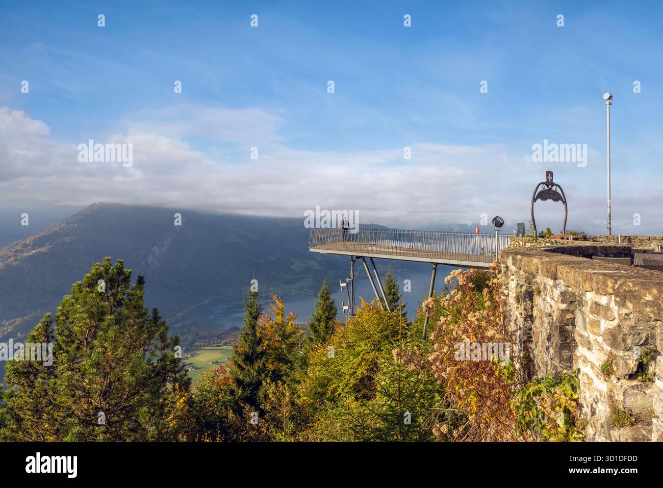 Una vista panoramica dal punto più difficile di Kulm su Interlaken e i suoi due laghi, nell'Oberland Bernese Foto Stock