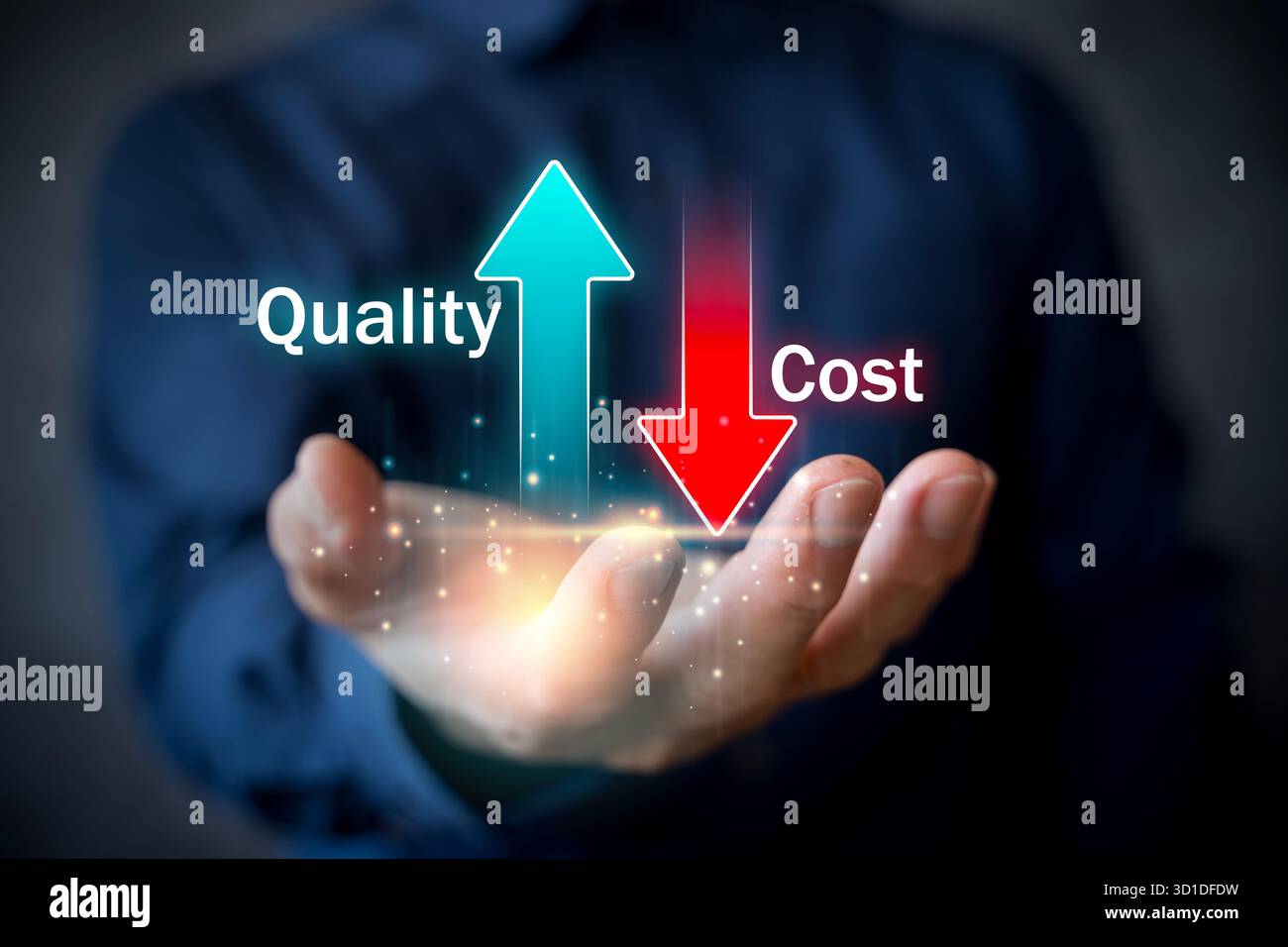 Immagine concettuale che rappresenta l'efficienza aziendale, la produttività mostra la freccia verso l'alto per la qualità, la freccia verso il basso per la riduzione dei costi, simboleggiando il perfo Foto Stock