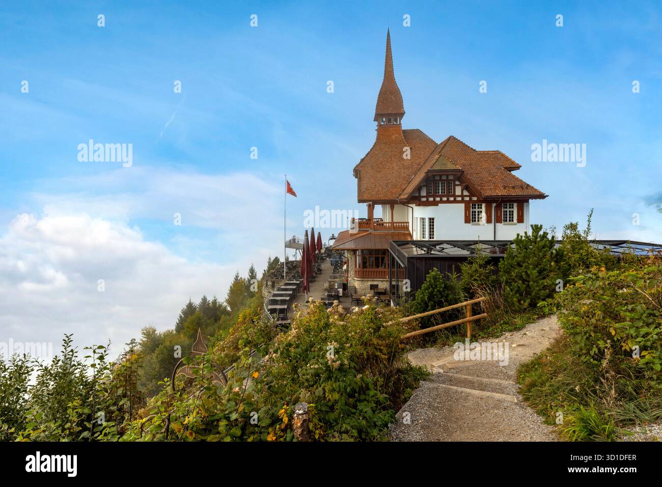 Una vista panoramica dal punto più difficile di Kulm su Interlaken e i suoi due laghi, nell'Oberland Bernese Foto Stock