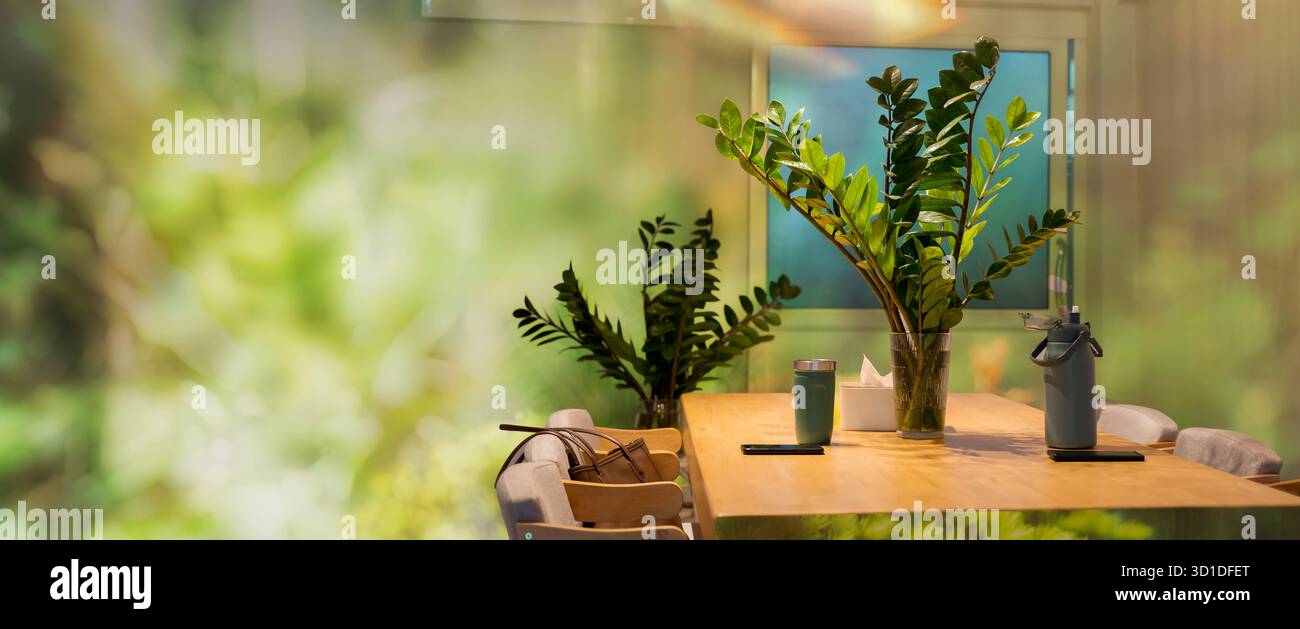 Interni moderni e ecologici con tavolo in legno, piante da interno e luce naturale che riflettono uno stile di vita sostenibile, un design minimalista e la calma atmos Foto Stock