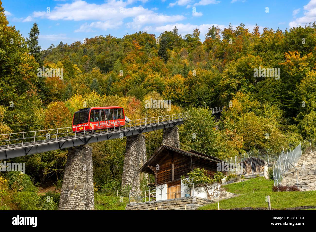 La storica funicolare Harderbahn che sale sulla montagna sopra Interlaken nell'Oberland Bernese, in Svizzera Foto Stock