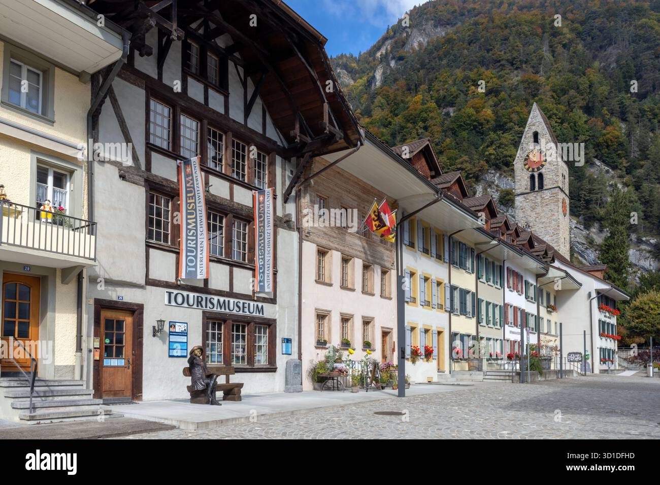 La località turistica di Interlaken, situata tra due laghi e tagliata in due dal turchese fiume Aare nell'Oberland Bernese Foto Stock