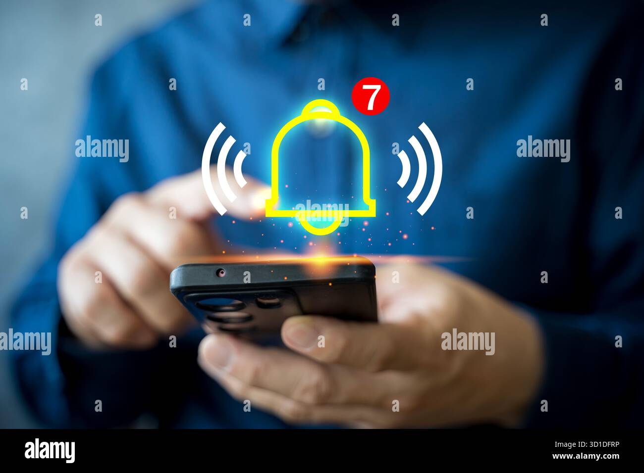 Concetto di comunicazione digitale che mostra la persona che utilizza lo smartphone con un'icona a forma di campanella di notifica luminosa e un messaggio che rappresenta promemoria, aggiornamento online, mese Foto Stock