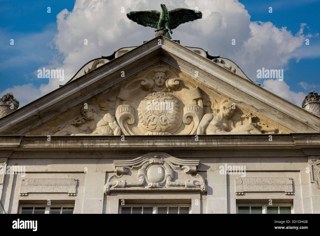 Innsbruck, Austria - 26 febbraio 2023: Facciata decorativa della Bank Austria situata in via Maria Teresa. Una statuetta di un'aquila in cima Foto Stock