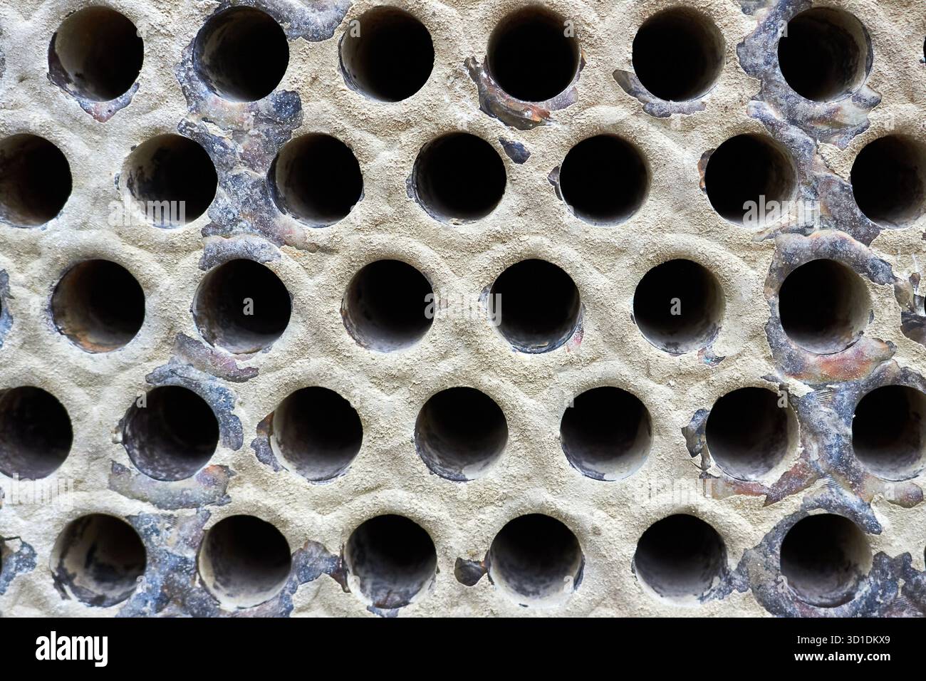 Primo piano della caldaia dello scambiatore di calore sfondo di messa a fuoco selettiva della lamiera o della piastra dello scambiatore di calore. Tubi con perdite intasati e silenziati scollegati con tappi in acciaio con insolubl Foto Stock