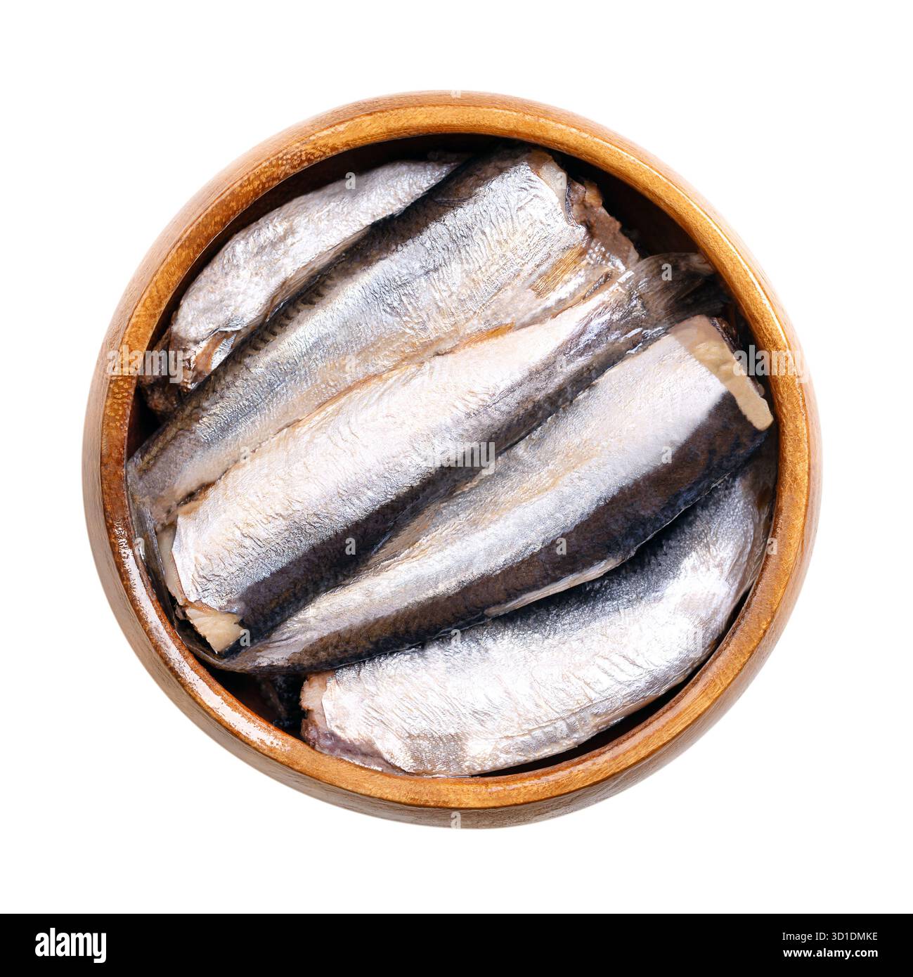 Sardine, con pelle e ossa, in olio vegetale, in una ciotola di legno dall'alto. Sardine catturate allo stato brado, sardine o pilchardus in scatola. Foto Stock