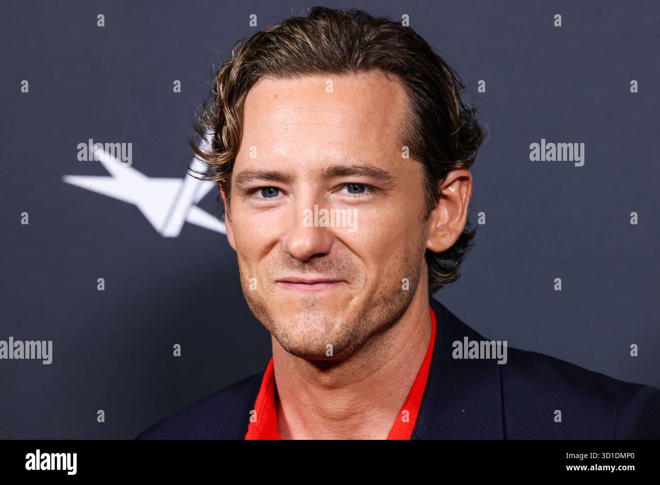 Hollywood, Stati Uniti. 27 ottobre 2025. HOLLYWOOD, LOS ANGELES, CALIFORNIA, USA - OTTOBRE 26: L'attore americano Lewis Pullman arriva al 2025 AFI (American Film Institute) Fest presentato da Canva - Special Screening of Searchlight Pictures 'The Testament of Ann Lee' tenutosi al TCL Chinese 6 Theatres il 26 ottobre 2025 a Hollywood, Los Angeles, California, Stati Uniti. (Foto di Xavier Collin/Image Press Agency) credito: Image Press Agency/Alamy Live News Foto Stock