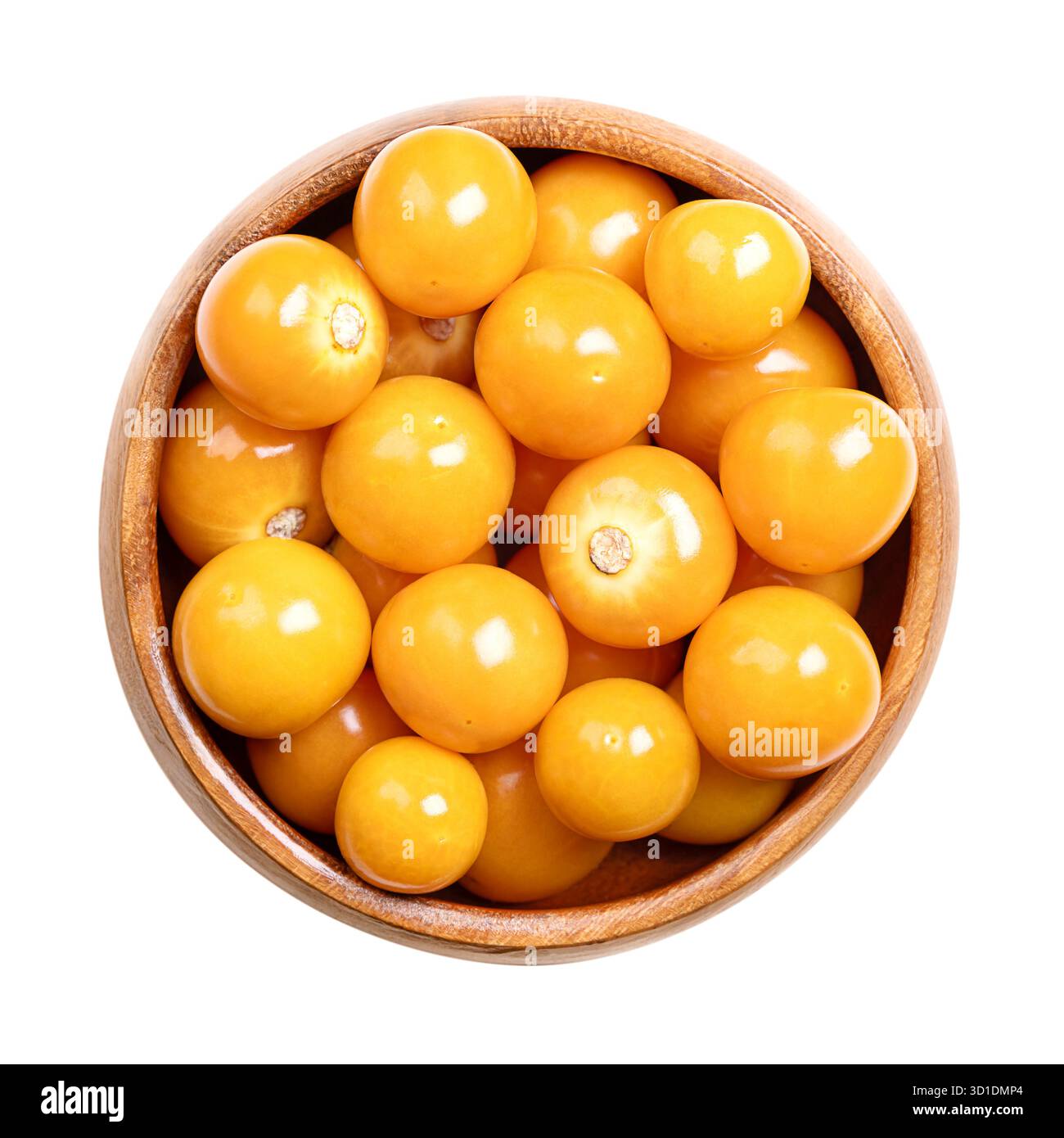 Goldenberries, Cape gooseberries, in una ciotola di legno. Chiamato anche argilla peruviana, frutti di arancia fresca, matura e lucida di Physalis peruviana. Foto Stock