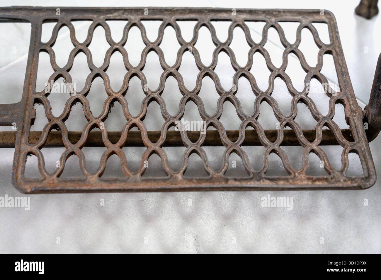 Pedale metallico della macchina da cucire. Oggetto studio. Foto Stock