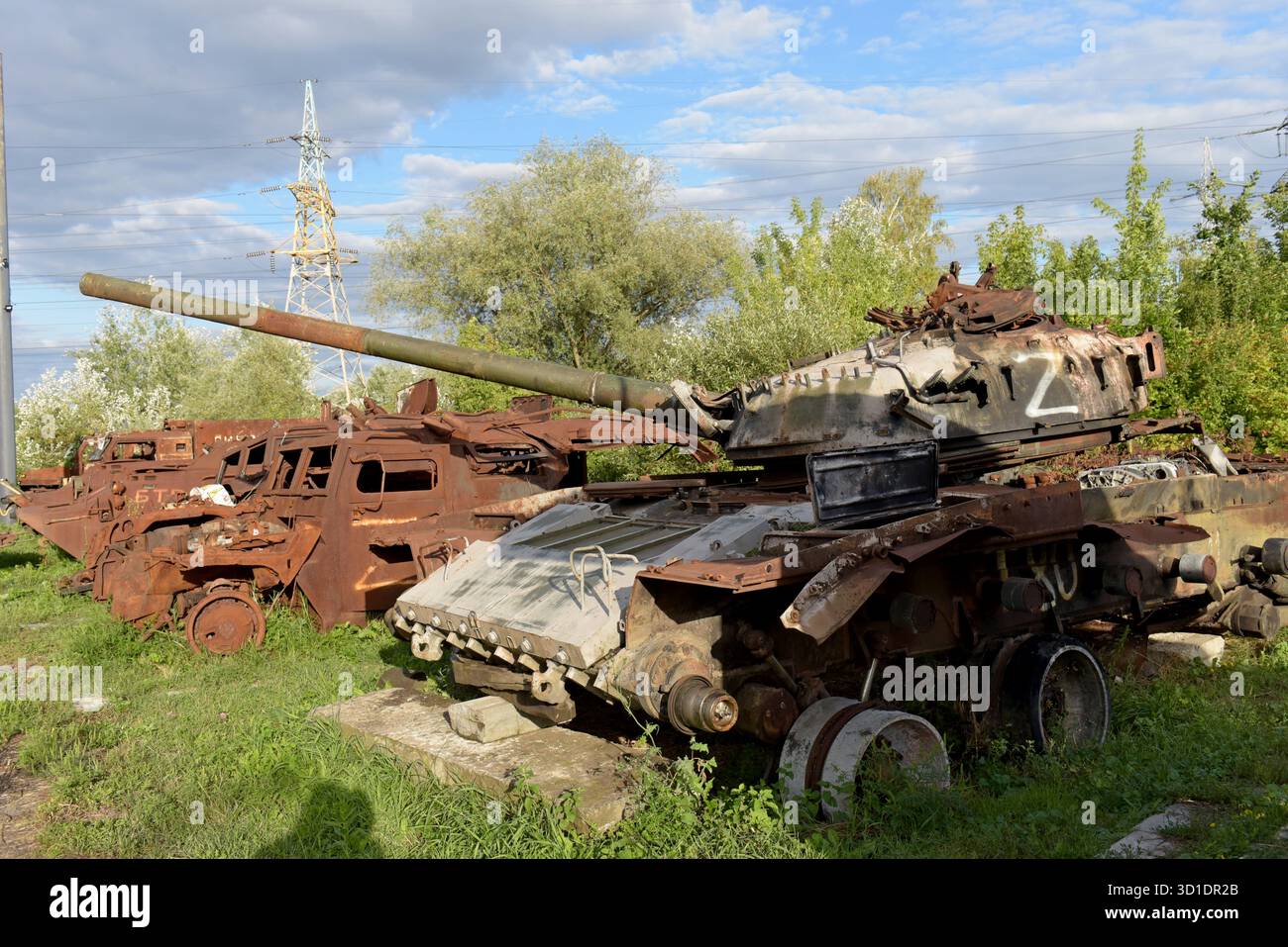 Carri armati e veicoli corazzati russi distrutti in un parco di sculture con troni fatti di munizioni esaurite, a Charkiv, Ucraina, agosto 2025 Foto Stock