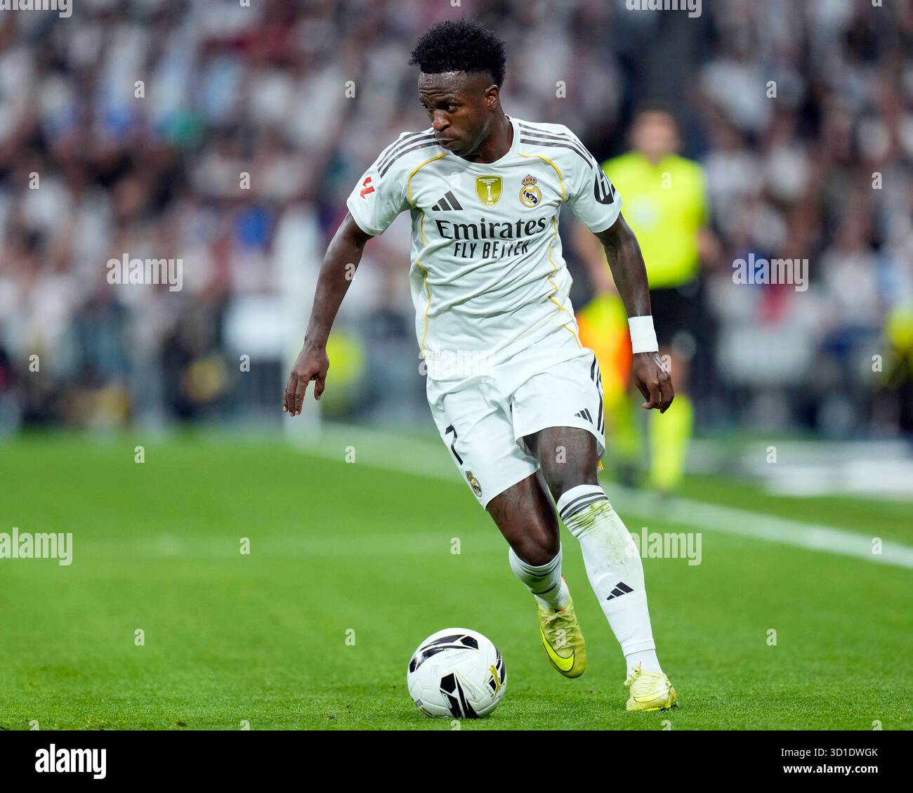 Madrid, Spagna. 27 ottobre 2025. Vinicius Junior del Real Madrid CF durante la partita della Liga EA Sports tra il Real Madrid CF e il FC Barcelona giocata allo stadio Santiago Bernabeu il 26 ottobre 2025 a Madrid. (Foto di Cesar Cebolla/PRESSIN) credito: PRESSINPHOTO SPORTS AGENCY/Alamy Live News Foto Stock