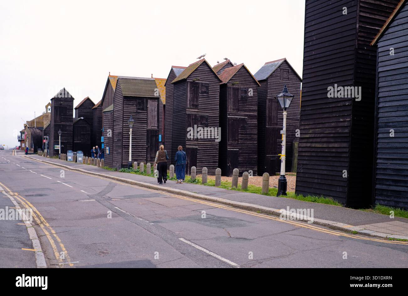Loft per l'essiccazione dei pescatori dipinti di nero a Hastings Foto Stock