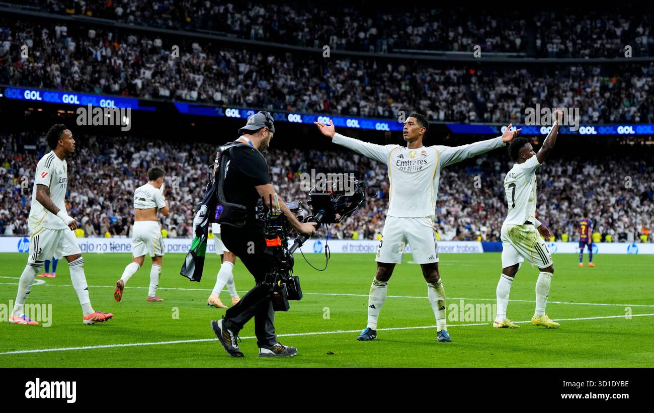 Madrid, Spagna. 27 ottobre 2025. Jude Bellingham del Real Madrid CF durante la partita della Liga EA Sports tra il Real Madrid CF e il FC Barcelona giocata allo stadio Santiago Bernabeu il 26 ottobre 2025 a Madrid. (Foto di Cesar Cebolla/PRESSIN) credito: PRESSINPHOTO SPORTS AGENCY/Alamy Live News Foto Stock