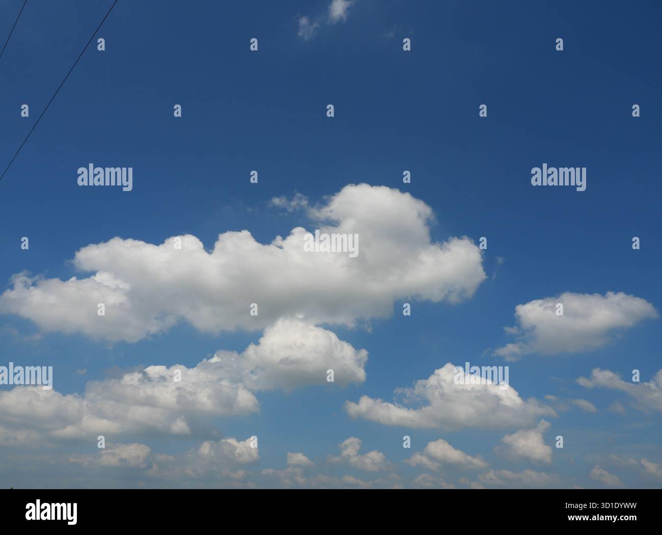Cumulus nuvola su un bel cielo blu in luce diurna, fluidità nuvole formazioni in zona tropicale Foto Stock