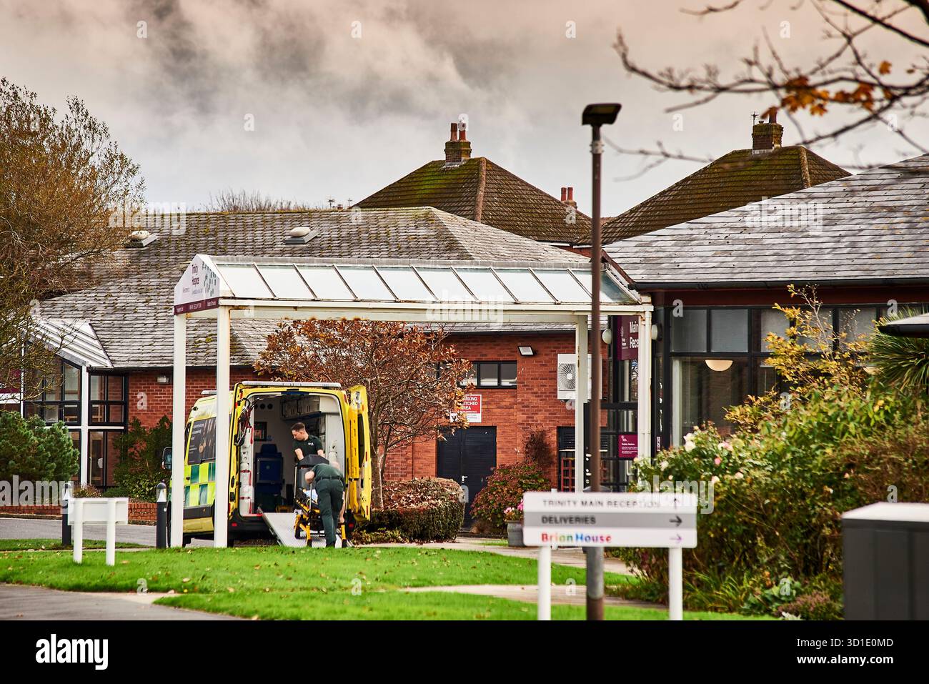 Ambulanza fuori dal Trinity Hospice nel Fylde Foto Stock