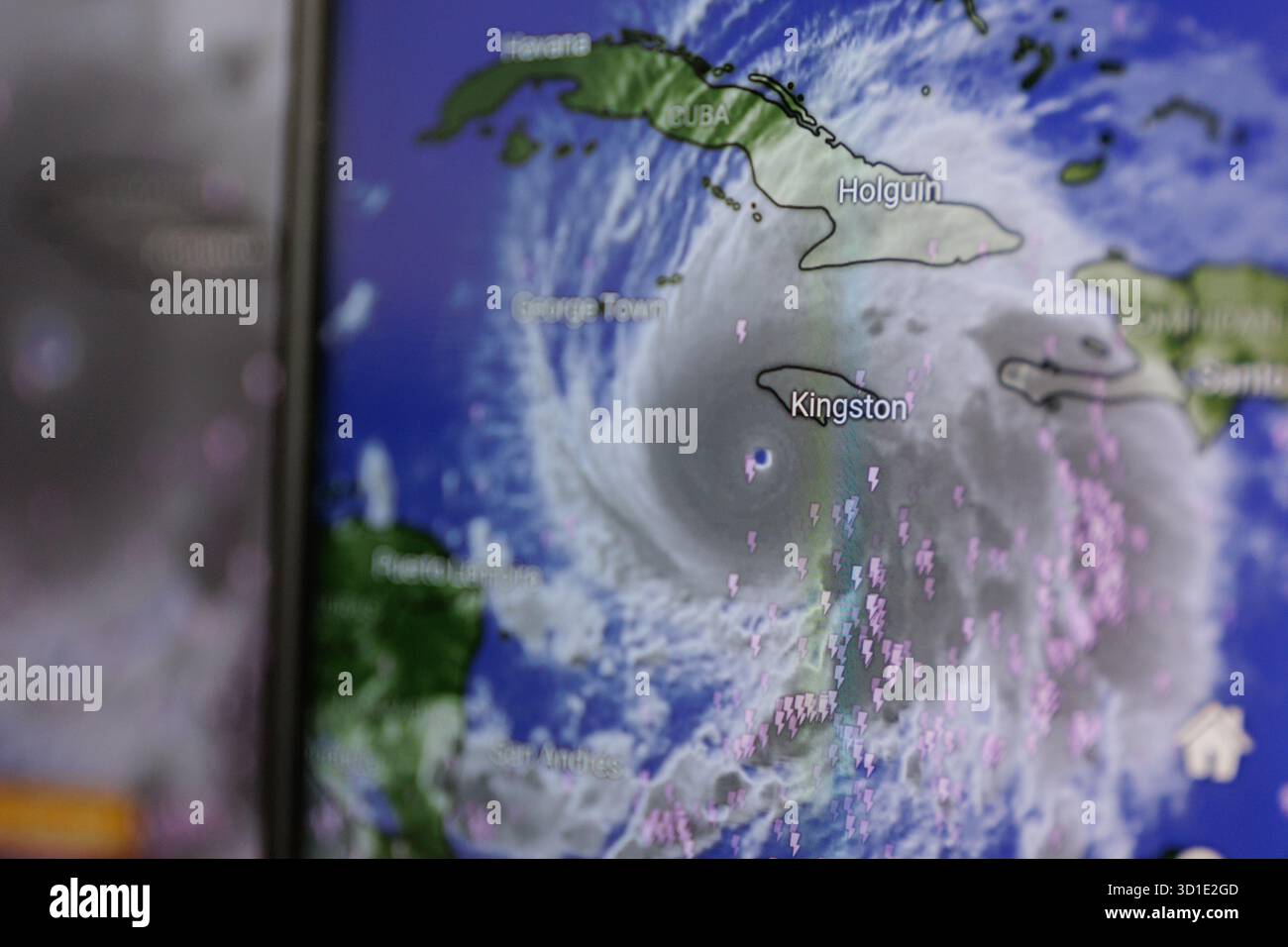 L'uragano Melissa è mostrato sullo schermo attraverso l'applicazione Windy. Tempesta catastrofica verso la Giamaica Foto Stock
