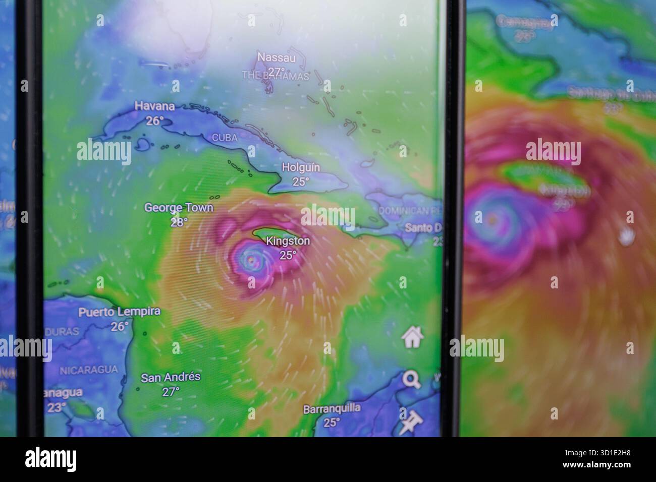 L'uragano Melissa è mostrato sullo schermo attraverso l'applicazione Windy. Tempesta catastrofica verso la Giamaica Foto Stock