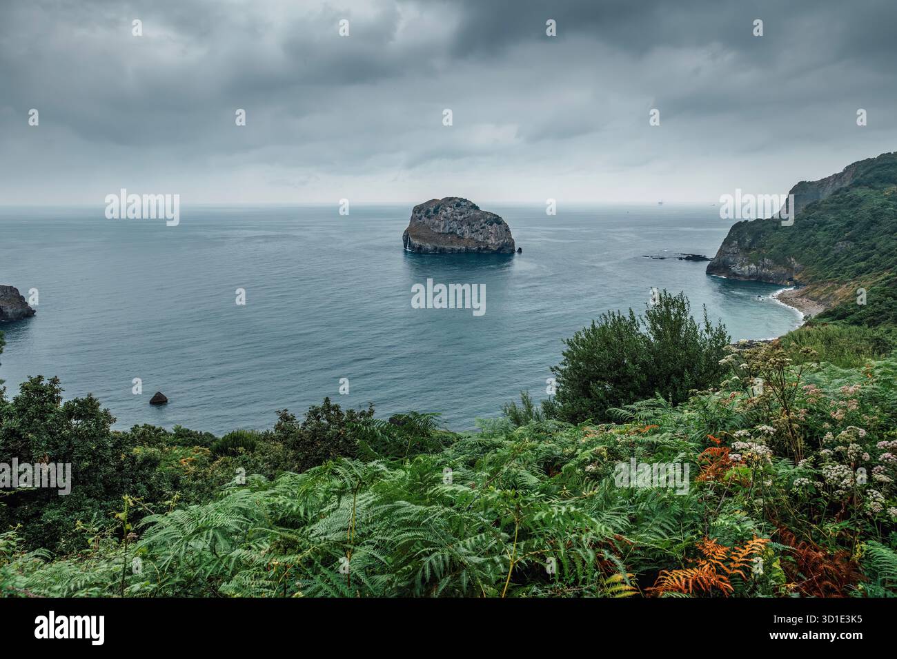 Vista spettacolare dell'isolotto roccioso di Aketx nelle acque frastagliate della Baia di Biscaglia, vicino a San Juan de Gaztelugatxe, Bermeo, Spagna Foto Stock