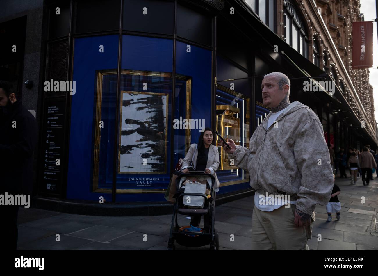 Vita quotidiana lungo Brompton Road fuori Harrods, il lussuoso grande magazzino di Londra, una delle principali attrazioni turistiche, Knightsbridge, nel centro di Londra, Inghilterra Foto Stock