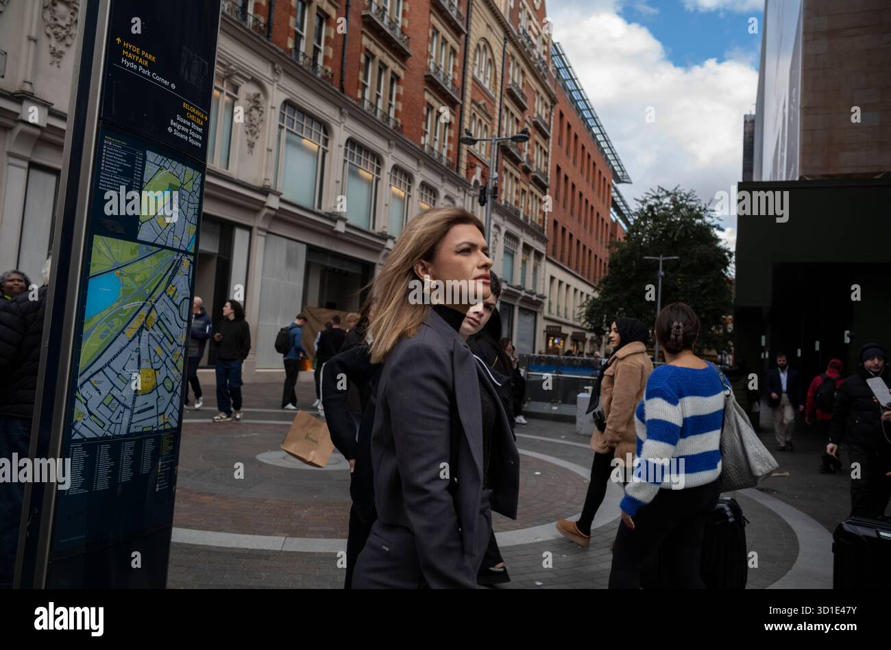 Vita quotidiana lungo Brompton Road fuori Harrods, il lussuoso grande magazzino di Londra, una delle principali attrazioni turistiche, Knightsbridge, nel centro di Londra, Inghilterra Foto Stock