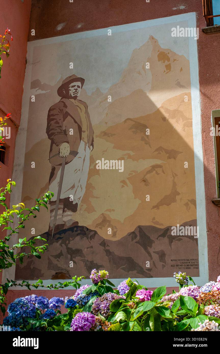 Italia: Paese di San Martino, murale donato nel 1982 da Claudio M. Diatto al paese di Val Masino (Val Masino), punto di partenza per la Val di Mello Foto Stock