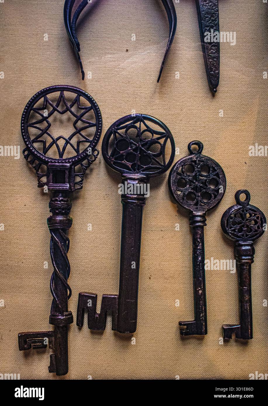 Milano, Italia, Europa: Antiche chiavi di ferro forgiate in ferro battuto appoggiate su un panno di lino grezzo, antichi mestieri, fabbro Foto Stock