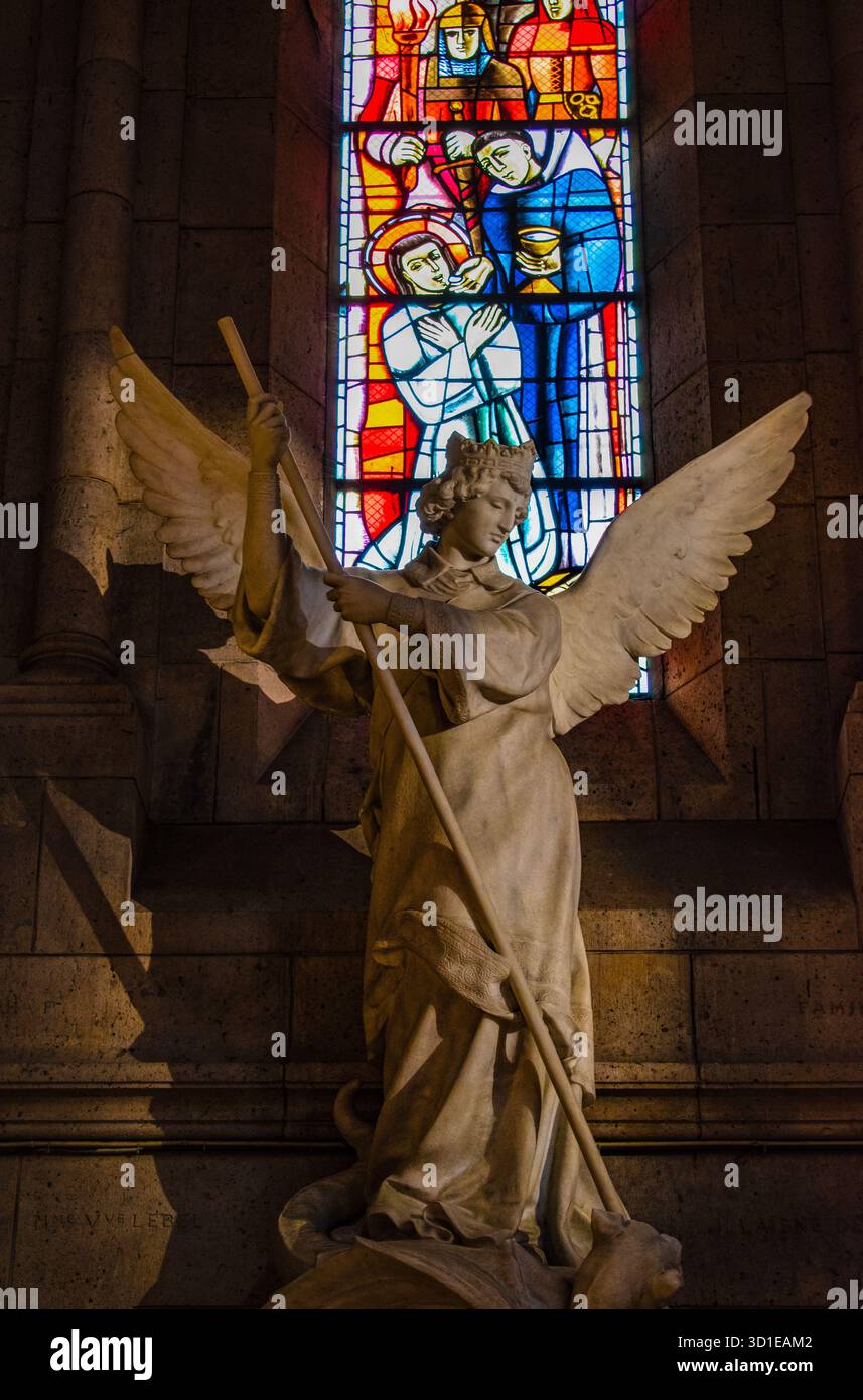 Parigi: Statua di San Giorgio che uccide un drago di Emmanuel Fremiet, Chapelle Saint-Georges, cattedrale di Notre-Dame de Paris, trionfo del bene sul male Foto Stock