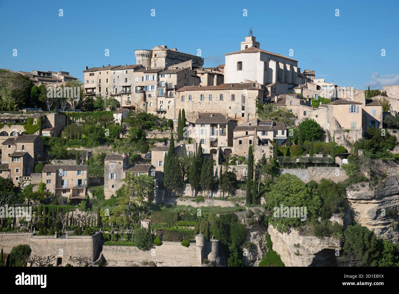 Vista con il castello e la chiesa del villaggio Hilltop, Hill Village o villaggio arroccato di Gordes Vaucluse Parco regionale Luberon Provenza Francia Foto Stock