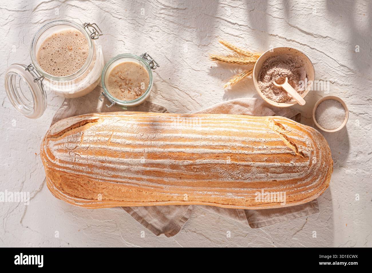 Pane sano da cuocere con cereali multipli. Pane fatto in casa. Foto Stock