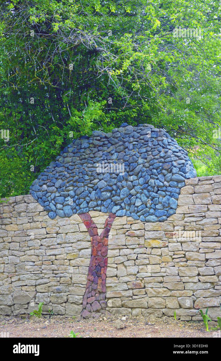 Muro in pietra dal design artistico a forma di albero, Francia, Provenza, Vaucluse, Parco naturale Luberon Foto Stock
